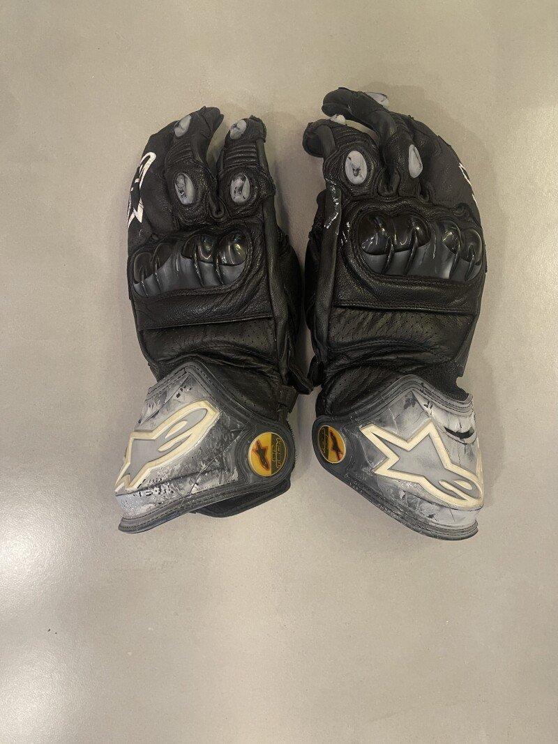 Macacão Dainese 2 Peças Tamanho 52 + Par de Botas Dainese + Protetor de Coluna e Tórax Dainese + Par de Luvas Alpinestars - Usado